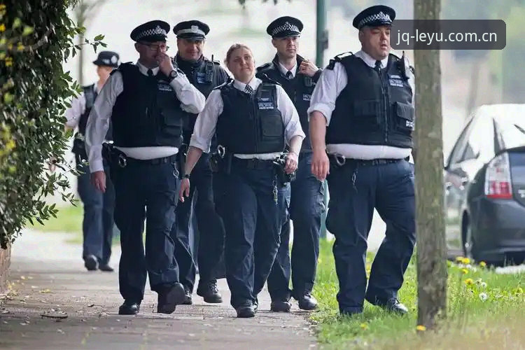 揭秘世界杯安保新策略：英国警员缩减背后的创新管理变革